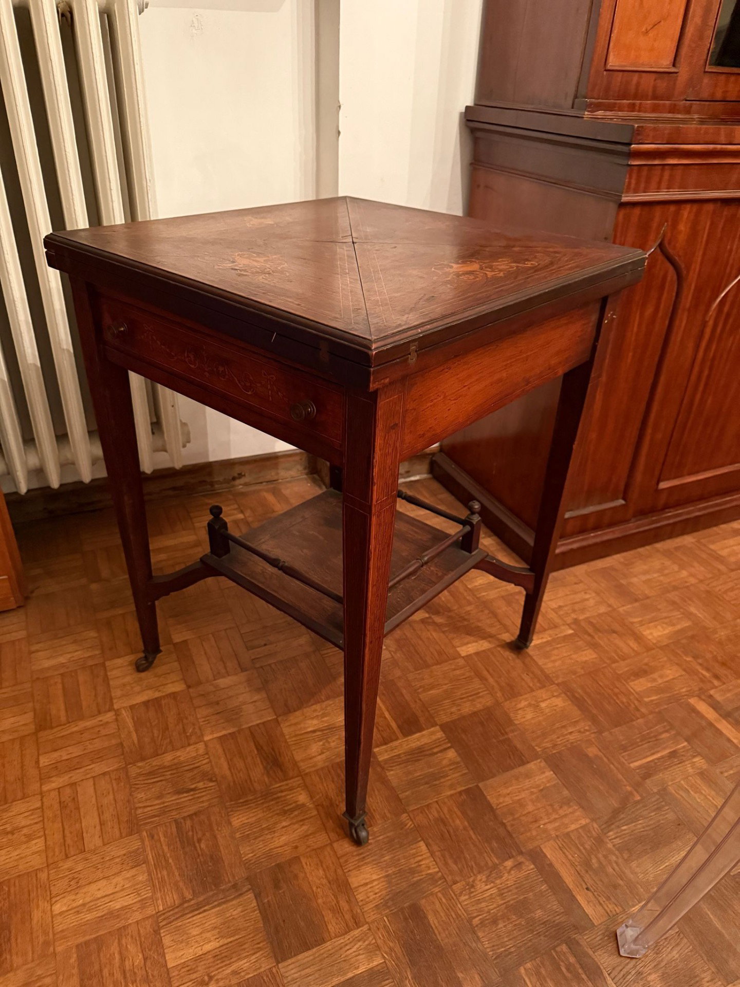Spielttisch aus Nussbaum mit eingelegtem Astronauten aus Nussbaumwurzelholz, Maße 55 × 55 × 74 cm Höhe