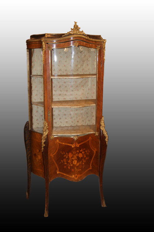 Vitrine francesa do século XIX, estilo Luís XV, Vernis Martin, com ricos trabalhos de marchetaria e bronze.