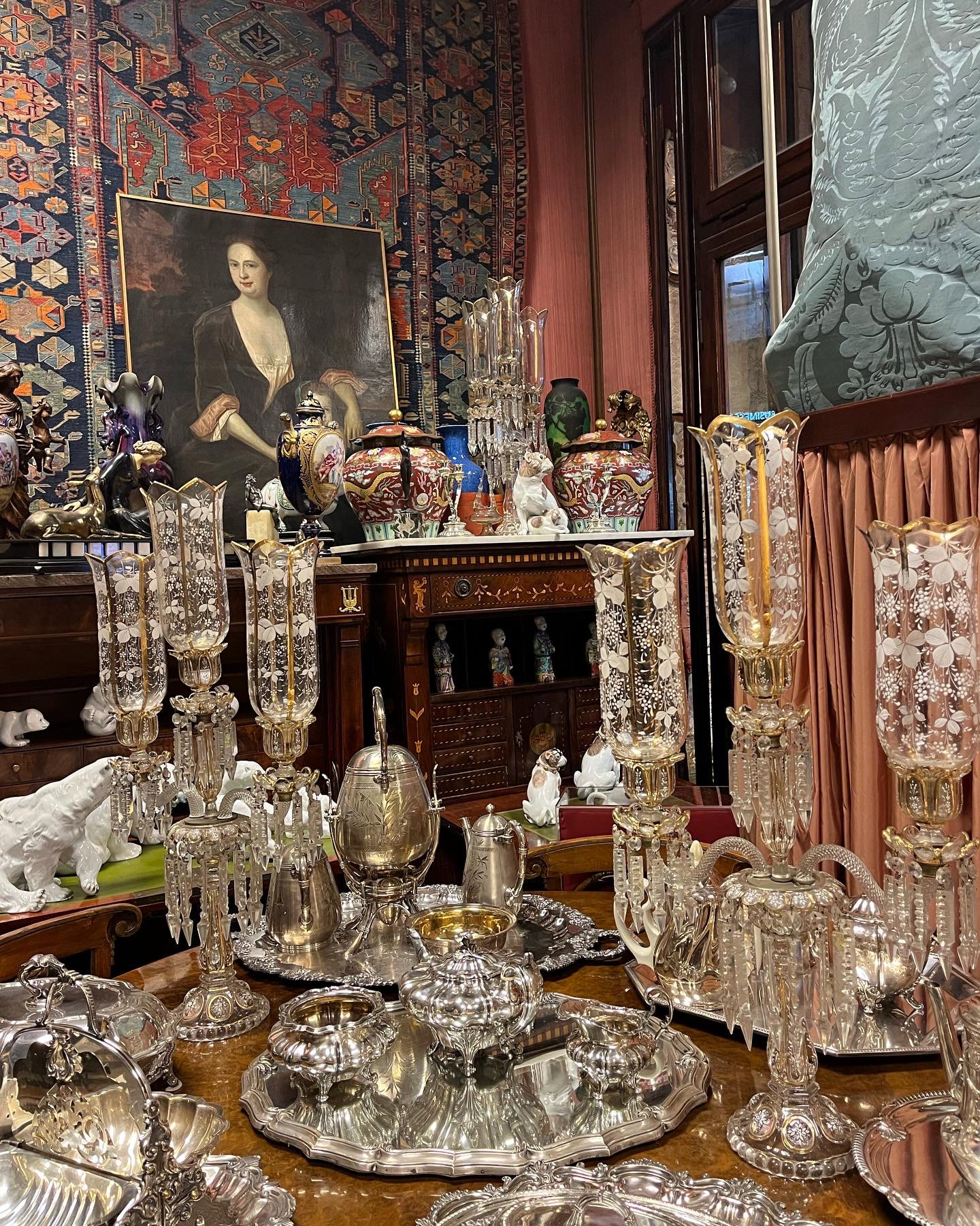 Coppia di girandol baccarat, finemente decorati, con motivi floreali e dorature in oro zecchino. Epoca XIX secolo.