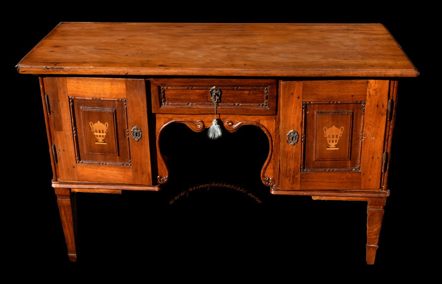 Originaler und eleganter freistehender Schreibtisch aus der Übergangszeit zwischen Rokoko und Neoklassizismus (ca. 1760-70).