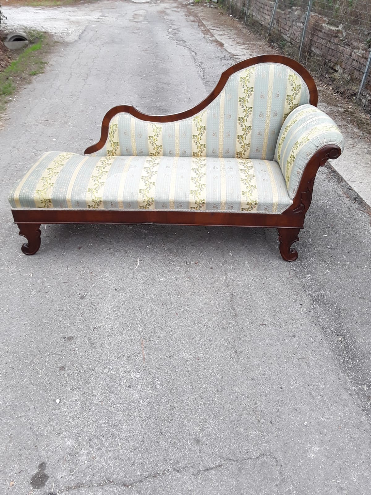 Dormeuse de nogal de la década de 1800 de Lucca, altura máxima 92 x largo 150 x profundidad 60. Garantía de términos legales por escrito.