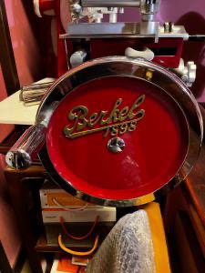 Trancheuse Berkel 1898 - volant B3 rouge + pince à jambon. Jamais utilisée, en parfait état.