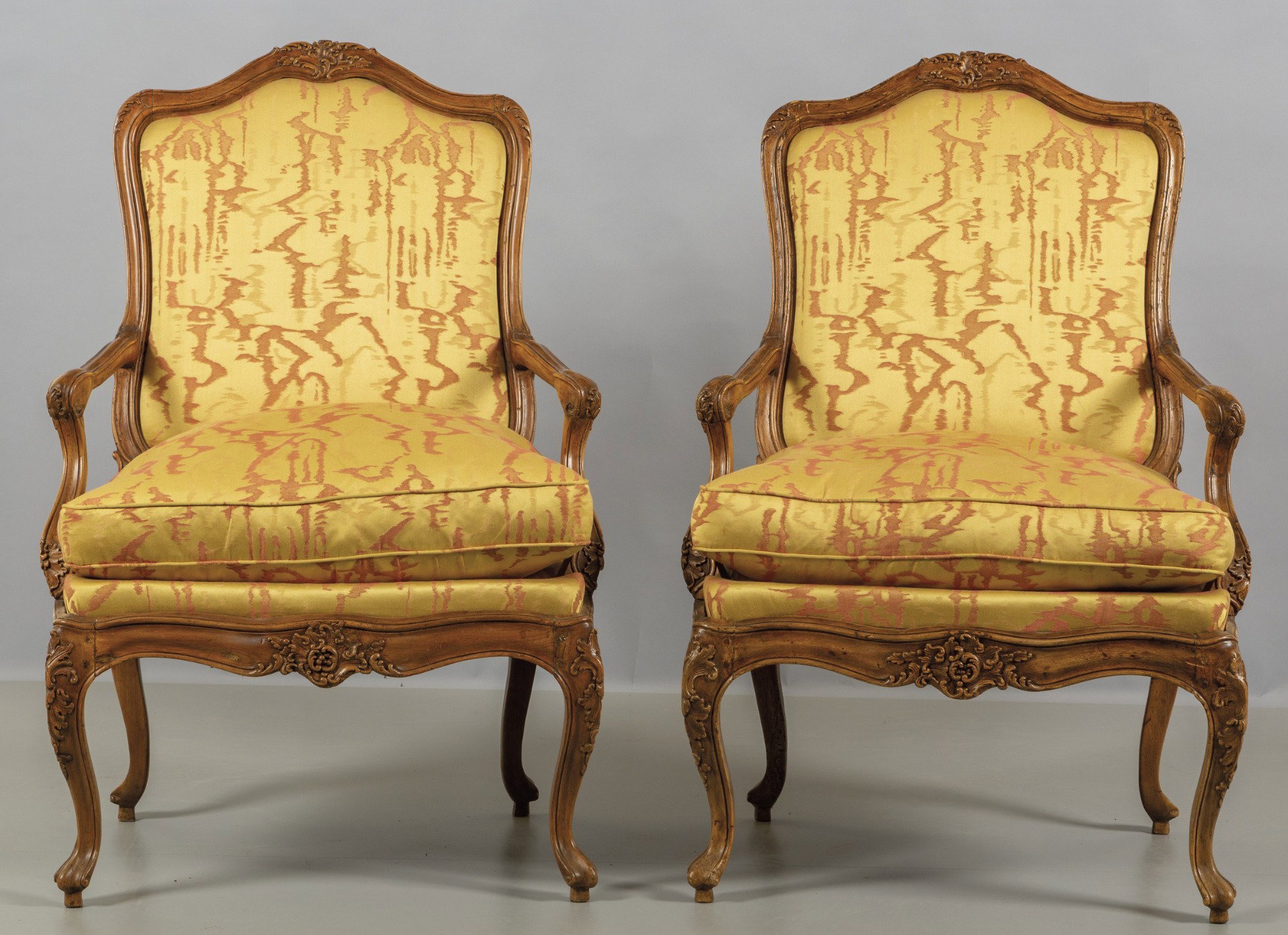 Zwei von vier Louis-XV-Sesseln aus fein geschnitztem Nussbaumholz, Genua, 18. Jahrhundert