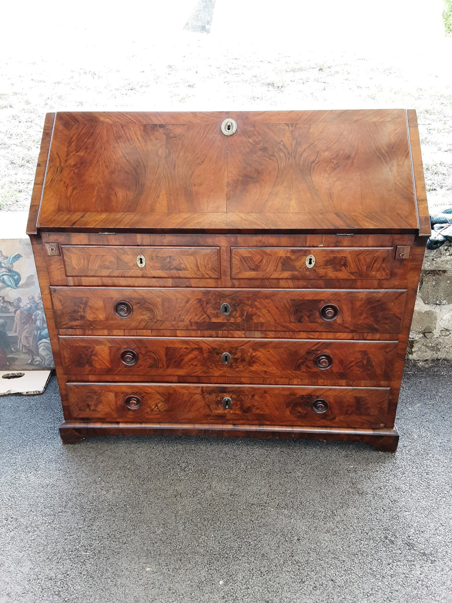 Florentiner Schreibtisch furniert mit Nussbaumwurzelholz, gefilzt, Epoche 1700, L117xB54xH110, an der Schreibklappe H79 wird ein Garantiezertifikat ausgestellt.