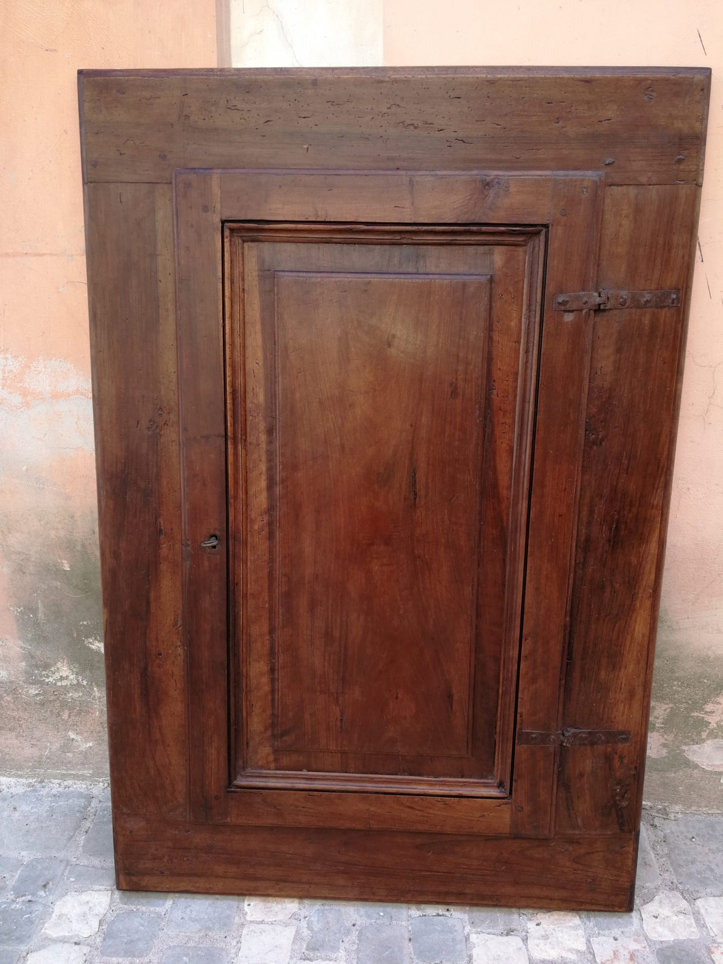 Nussbaum-Wandschrank mit 1 Tür, frühes 18. Jahrhundert