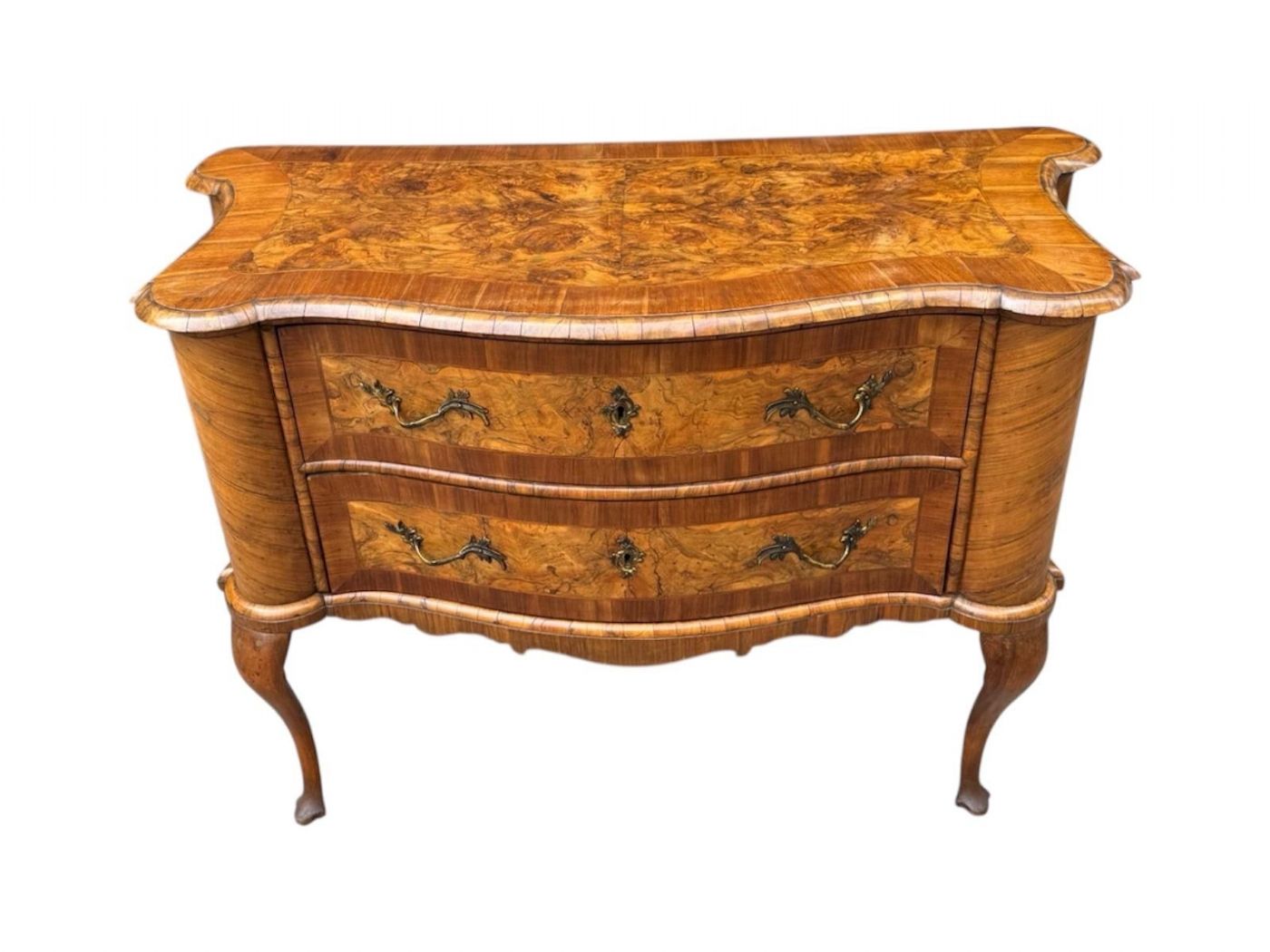 Fabuleuse commode en noyer et ronce de noyer, galbée sur le devant et les côtés, avec portes latérales, en première patine. Ferrare, XVIIIe siècle.