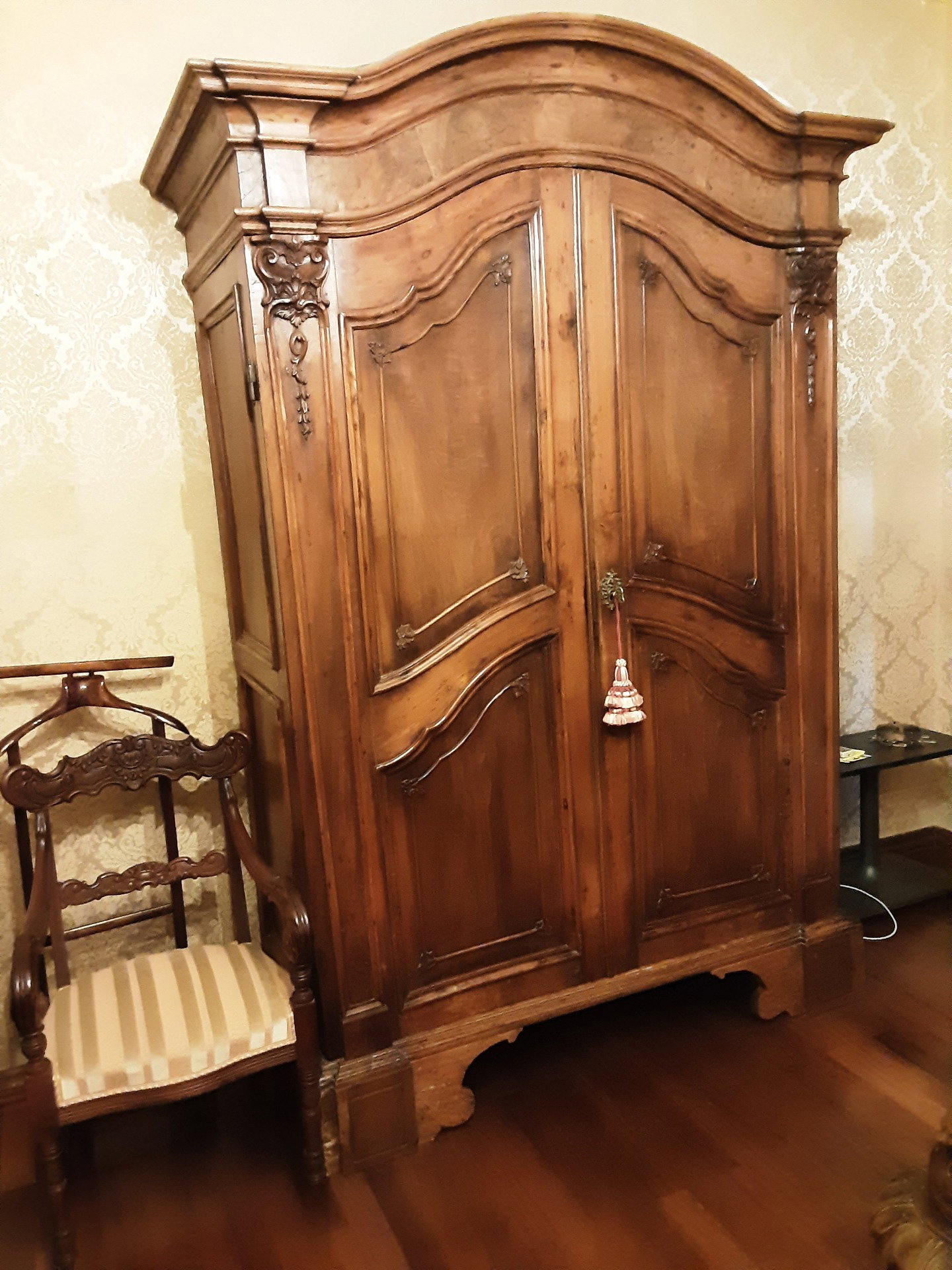 Armario de nogal del siglo XVIII de Génova, con diseño ondulado, hermoso y en su pátina original. Medidas: ancho 160cm x alto 233cm x profundidad 60cm. Certificado de garantía.