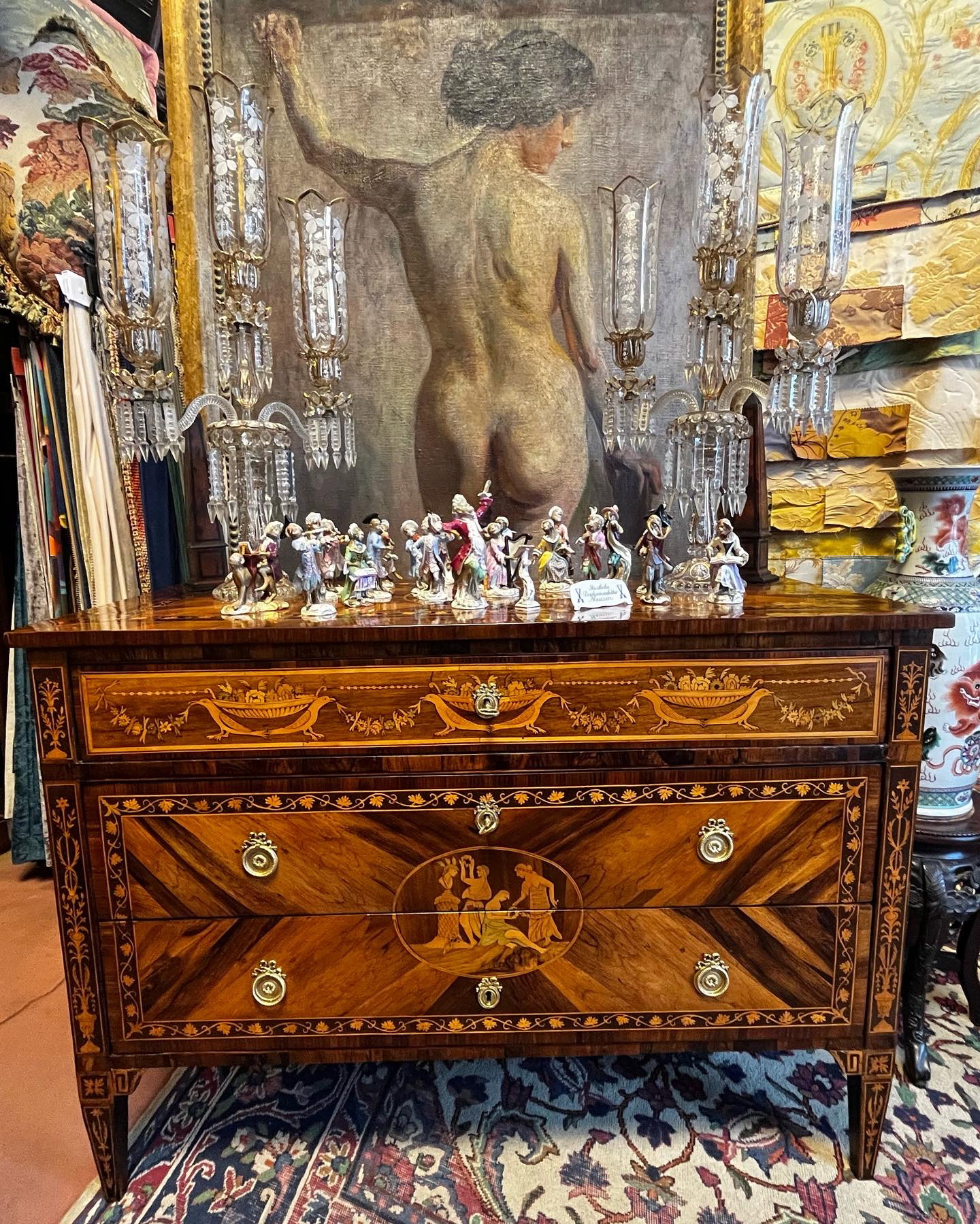Splendido comò e piccolo comodino “Bottega Maggiolini" in legno di palissandro finemente intarsiato. Epoca XVIII secolo.
