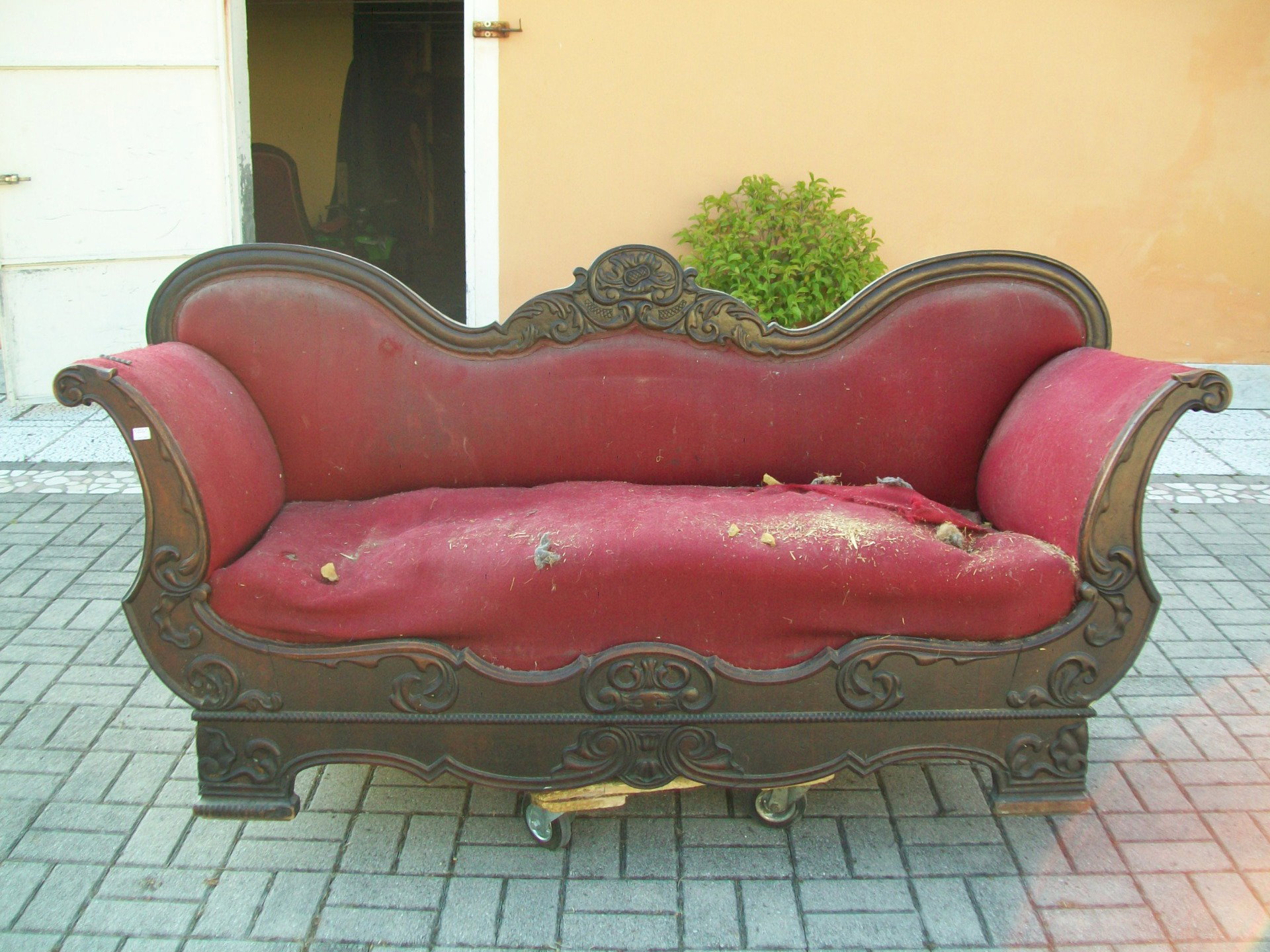 Wichtiges Nussholz-Bootssofa, zwischen dem Empire- und dem Louis-Philippe-Stil. 207 B x 65 T x 104 H.