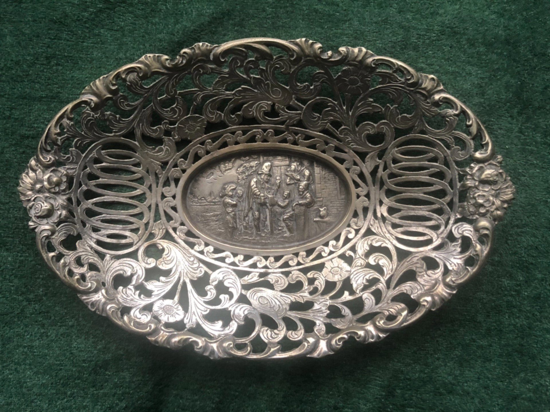 Oval centerpiece in silver-plated and openwork metal with central scene with characters. Holland.