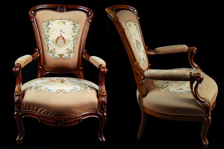 Poltronas antigas do século XIX em estilo Luís Filipe com bordado petit point.