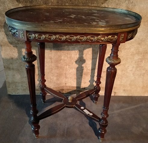 Mesa lateral francesa do século XIX, estilo Luís XVI, com mármore vermelho da França e detalhes em bronze.