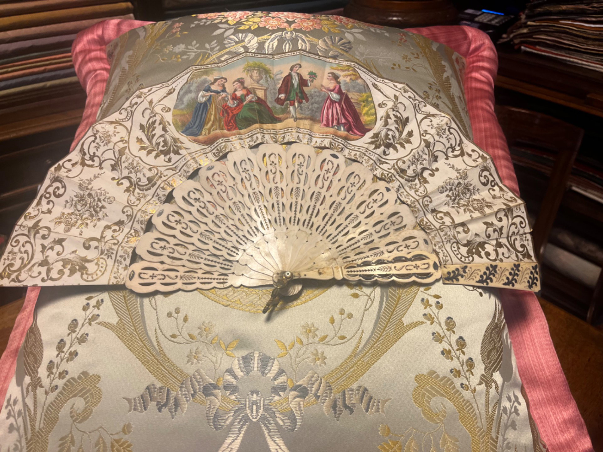 Précieux éventail ancien Louis XVI peint à la main, seconde moitié du XVIIIe siècle. Négociation seulement avec des particuliers et collectionneurs.