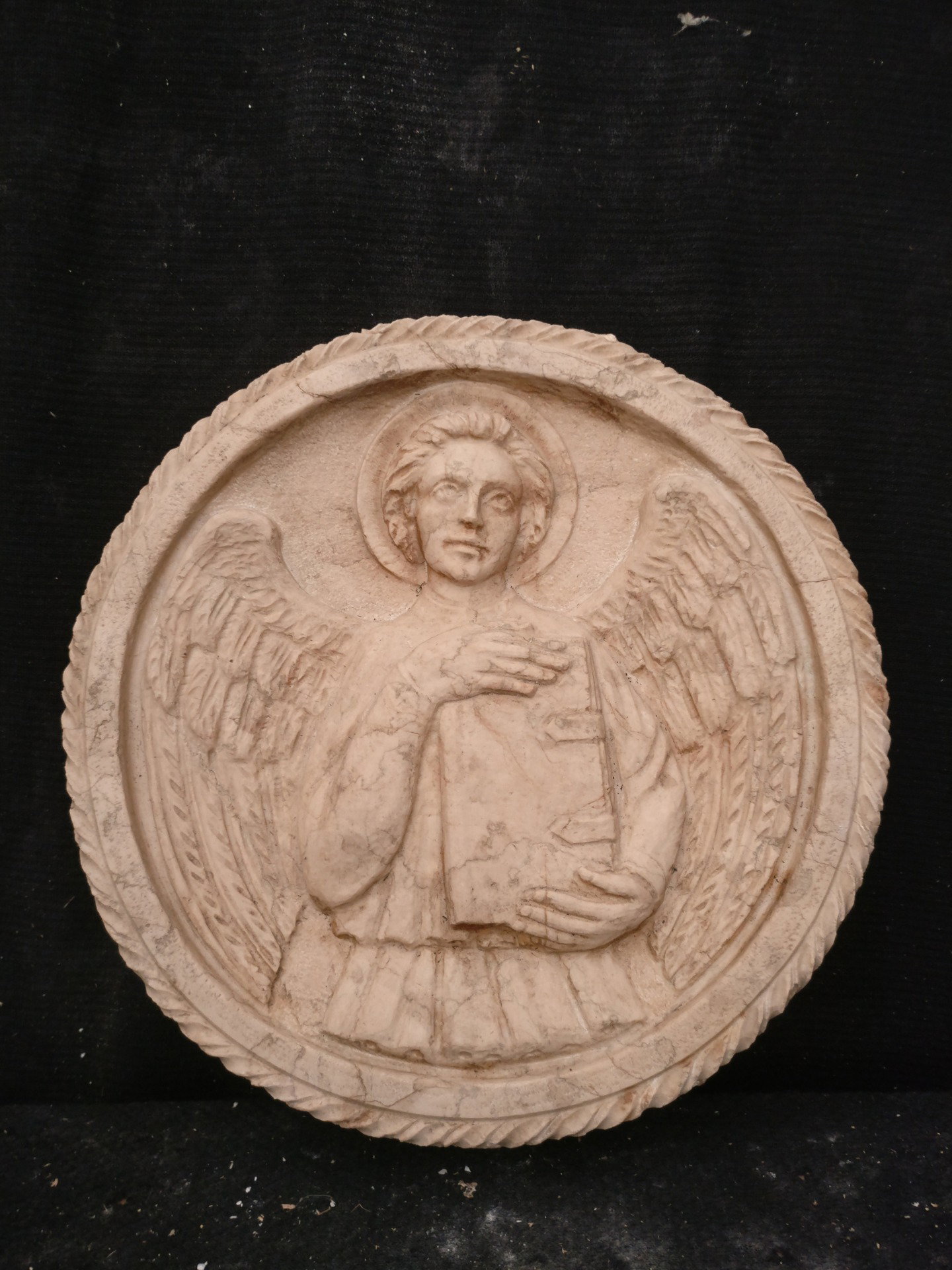 Medaglione in Marmo Botticino - San Matteo con parole latine - Diametro 37 cm - Venezia - fine 19° secolo