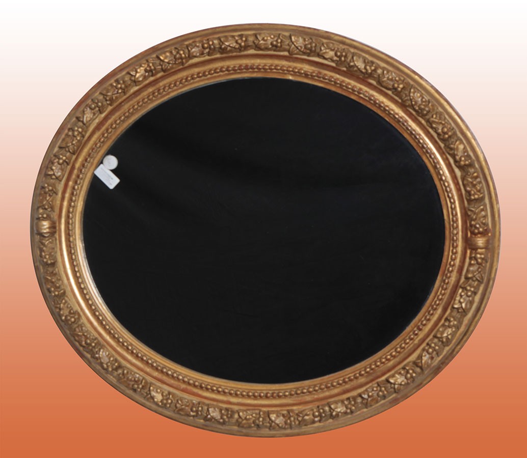 Espejo oval antiguo francés del siglo XIX dorado con pan de oro
