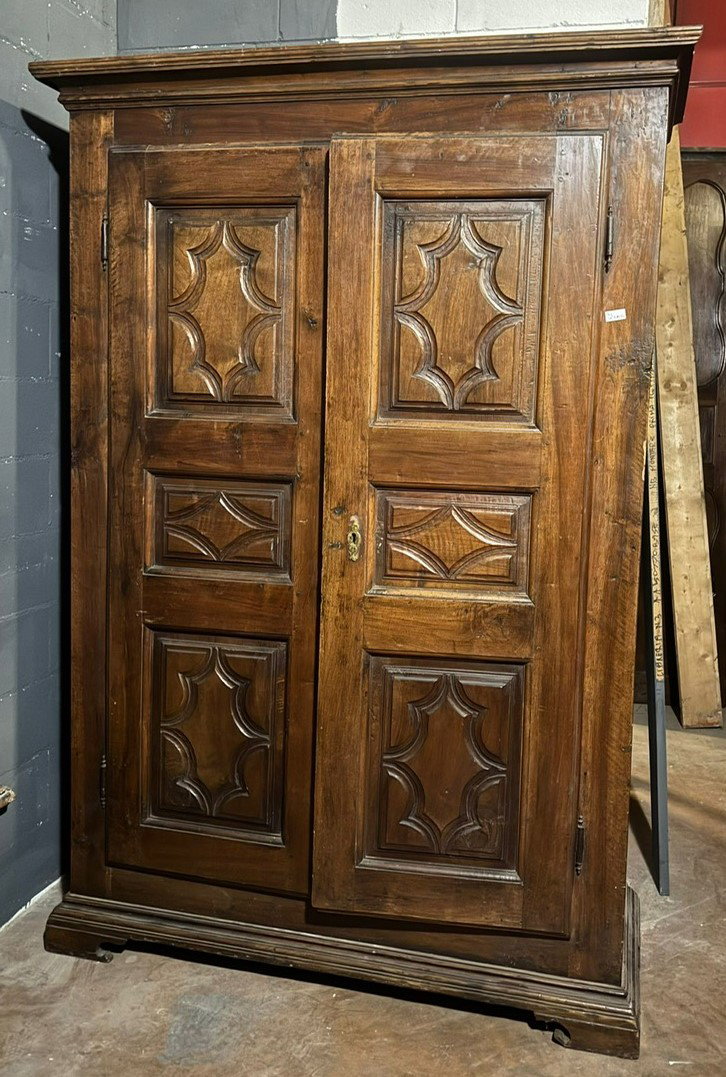 ARM269 - Armoire ancienne à deux portes en noyer massif, XVIIIe siècle, dimensions L 150 x H 213 x P 55 cm