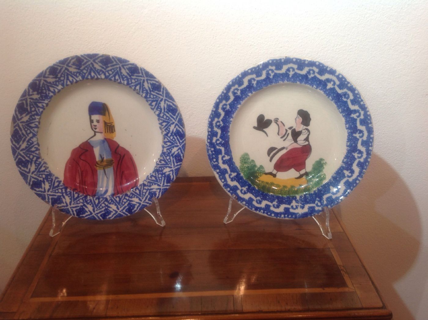 Pair of decorative folk plates, 21/22 cm diameter, marked GBV, Viero manufactory, Nove di Bassano, in perfect condition.