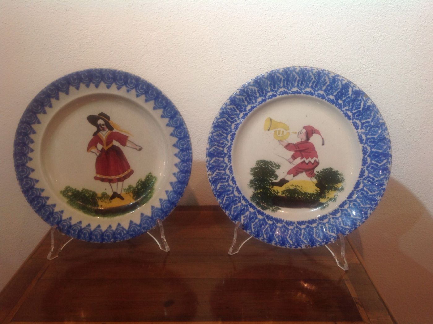 Pair of decorative folk plates, 21/22 cm diameter, marked GBV, Viero manufactory, Nove di Bassano, in perfect condition.