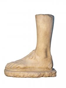Rom, 19. Jahrhundert, Fuß mit verschnürtem Sandalen aus Marmor
