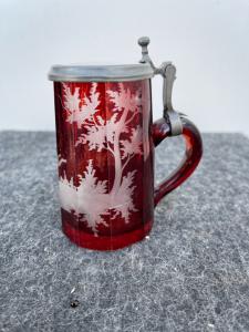 Böhmischer Humpen aus Überfangglas mit Raddekor, das einen Hasen und Vegetation darstellt.