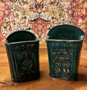 Dois pequenos vasos de flores de estilo oriental em terracota vidrada, China, século XX.