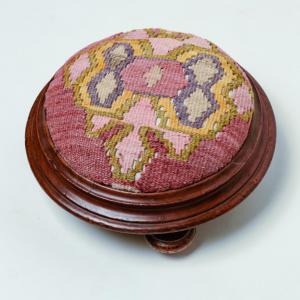Pequeno banco antigo revestido com kilim - M/454.
