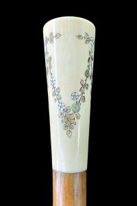 Stock mit fächerförmigem Knauf, graviert und mit Perlmutt-Intarsien in Girlanden und floralen Motiven verziert. Shibayama. Japan.