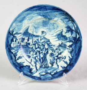 Weiße und blaue Majolika-Platte, die die Justitia mit zwei geflügelten Putten darstellt, Savona Mitte des 17. Jahrhunderts