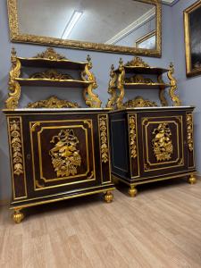 Nussbaum-Anrichten im Paar mit Blattgoldverzierungen, Maße H177x102x52