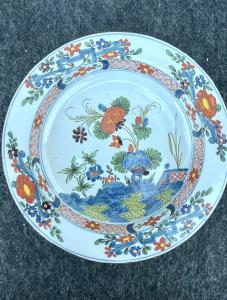 Piatto fondo in maiolica con decoro al ‘garofano’.Manifattura Ferniani di Faenza.