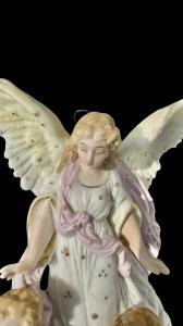 Pair of bisquit porcelain holy water fonts depicting a guardian angel with two children. France. - Foto 7