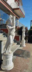 Statua in marmo bianco
