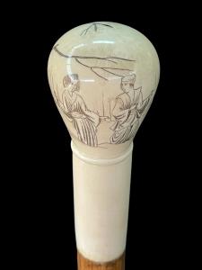 Stock mit kugelförmigem Elfenbein-Knauf mit einem in eine ländliche Umgebung geätztem Figurenpaar.Japan.