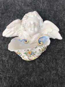 Weihwasserkessel aus Majolika mit Putto und Schale mit Blumen- und Insektendekor. Manufaktur von Angelo Minghetti. Bologna