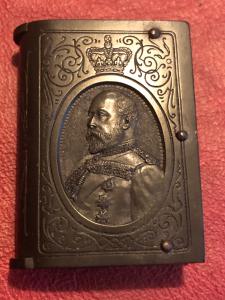 Scatolina portafiammiferi in bakelite a forma di libro con raffigurato profilo del Re Edoardo VII e iscrizione dell’ordine della giarrettiera.Inghilterra.