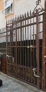 Large gate