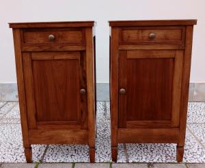 Par de mesinhas de cabeceira. 44Lx33Px81A