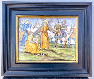 Formella in maiolica policroma entro cornice in ebano raffigurante  scena della Via Crucis.Candeloro Cappelletti.Castelli d’Abruzzo.