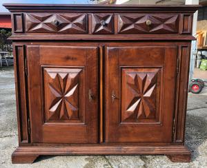 credenza a punta di diamante