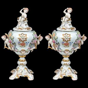 Paar Räuchervasen aus polychromem Porzellan. Capodimonte, 19. Jahrhundert.