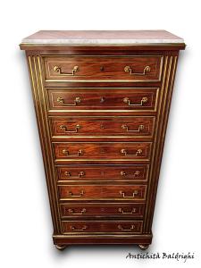 Schmaler Schrank mit sieben Schubladen