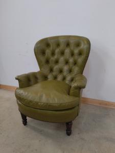 Poltrona Chesterfield de couro verde, estilo capitonê, século XX