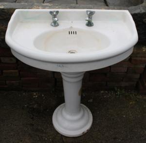 Antico lavandino da bagno in ceramica di recupero