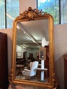 Rectangular gilded wooden mirror with friezes