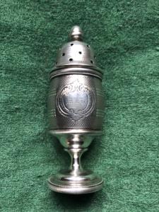 Açucareiro de prata com padrão granulado e escudo com iniciais gravadas (sem punção).