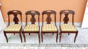 Gruppo di quattro Seggiole o poltroncine gondole. 48 l x 85 h x 41 p.