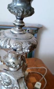 Antico candeliere in metallo argentato , lampada  - Foto 7