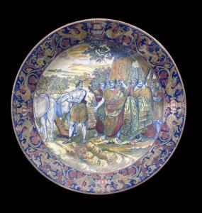 Piatto in maiolica a lustro metallico con motivi a raffaellesche sulla tesa e scena istoriata con personaggi nel cavetto.Alfredo Santarelli.Gualdo Tadino.