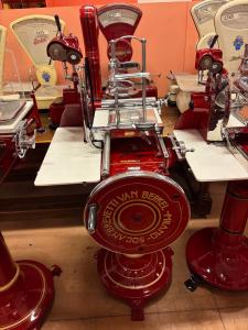 Affettatrice Berkel modello 7 restaurata rossa con piedistallo 
