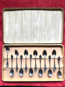 Conjunto de 12 colheres de chá de prata com decorações florais em estilo Art Nouveau. Caixa original. Áustria.